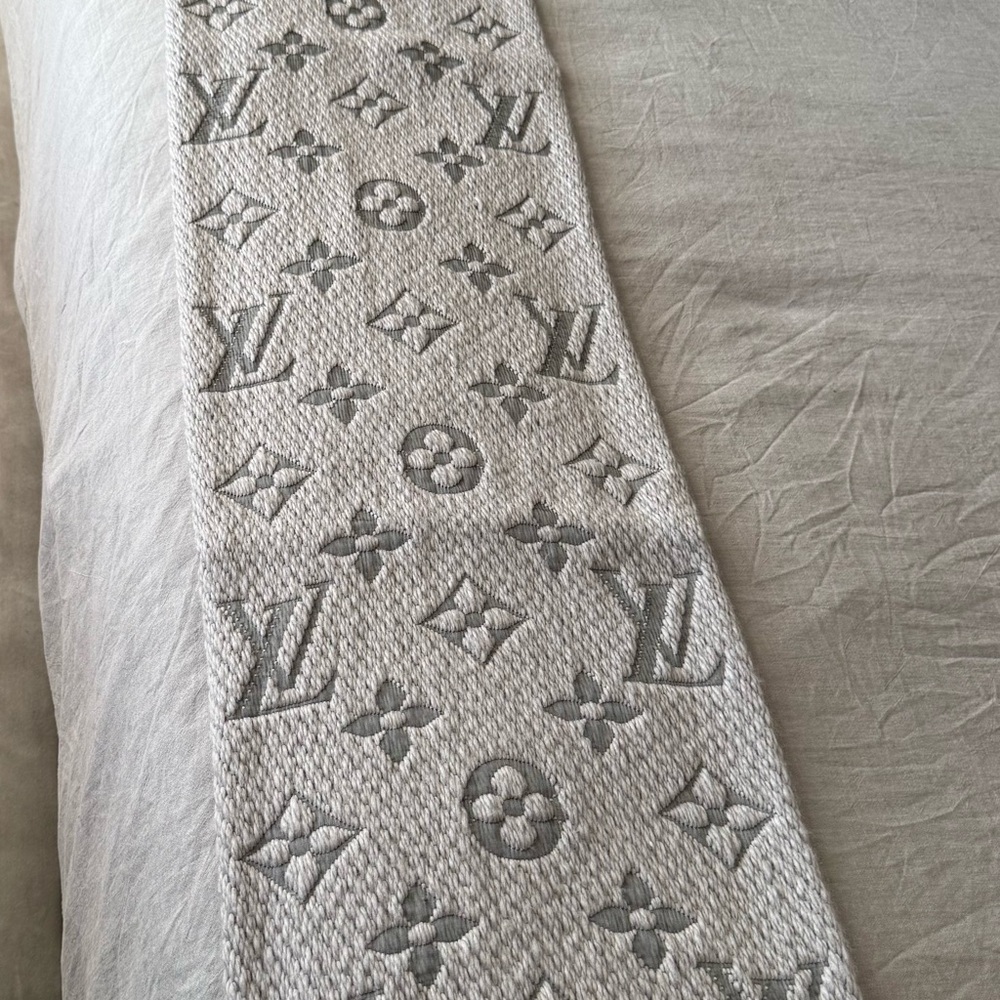 Louis Vuitton Cream and Gray Monogram Knit Scarf - Picture 3 of 5